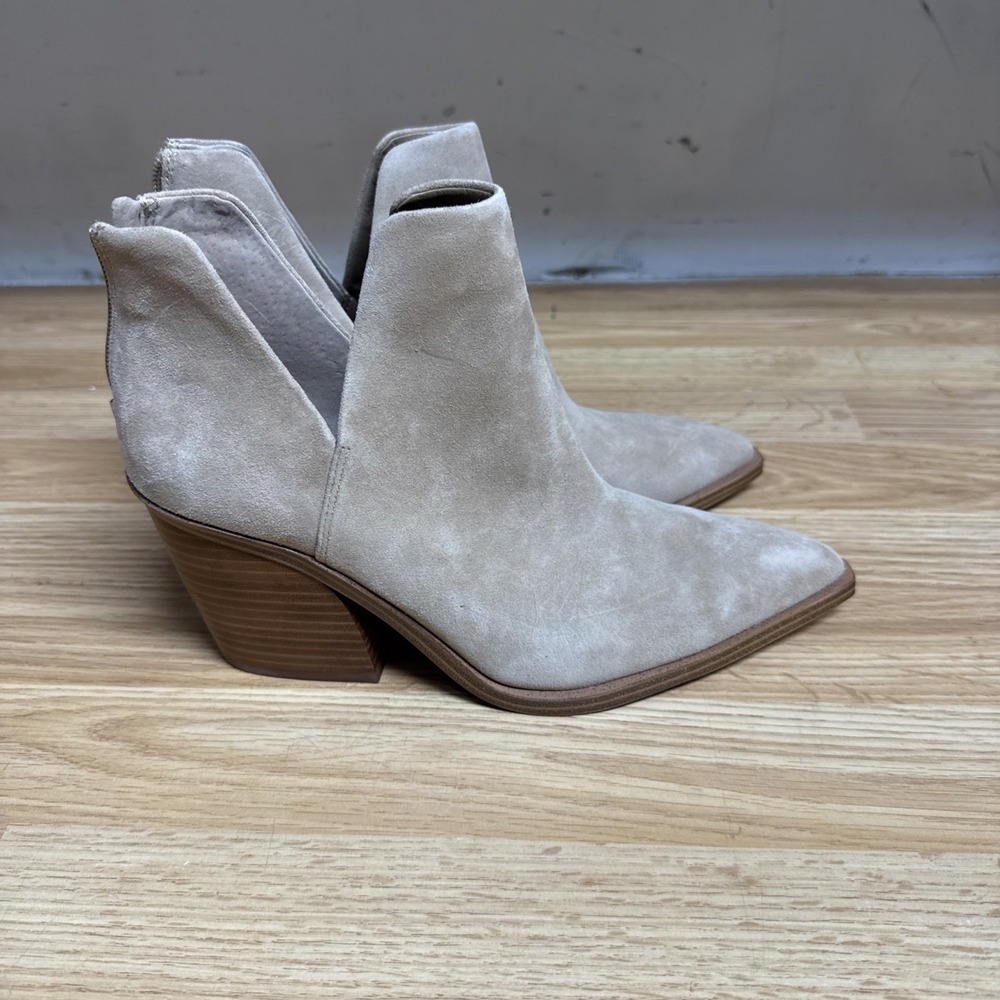 Vince  camuto gigietta bootie‎ Tan Suede size 9.5M